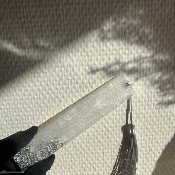 Marque-page Blanc nacré feuilles d'argent pompon gris