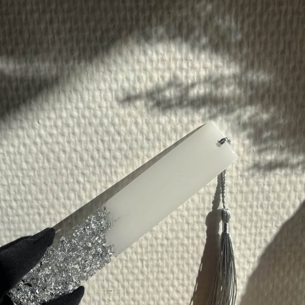 Marque-page Blanc mat feuilles d'argent pompon gris
