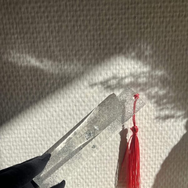 Marque-page Transparent paillettes et feuilles d'argent pompon rouge