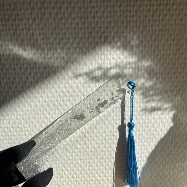 Marque-page Transparent paillettes et feuilles d'argent pompon bleu