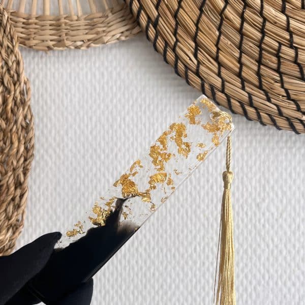 Marque noir et feuilles d’or
